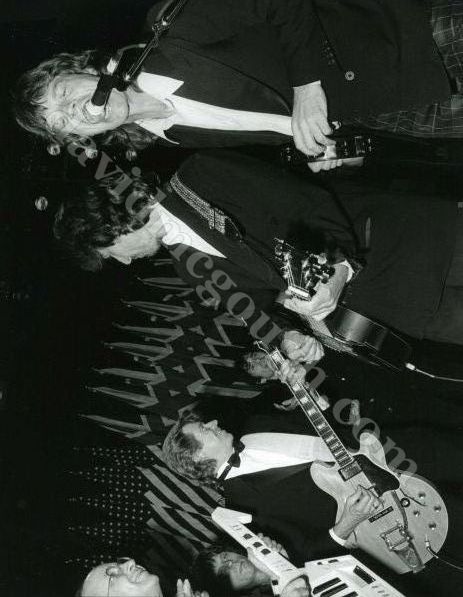 Mick Jagger, George Harrison, Dave Edmunds 1988 NY.jpg